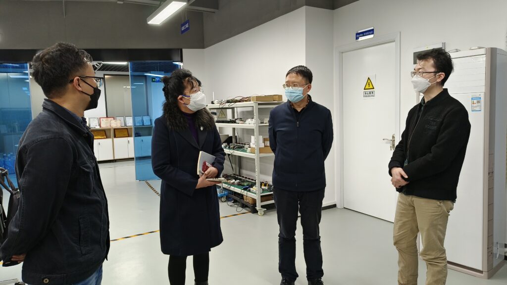 趙絨理事長（左二）在RunDo預(yù)工程實(shí)驗室參觀，潤電科技董事長周冠宇（右二）進(jìn)行解答